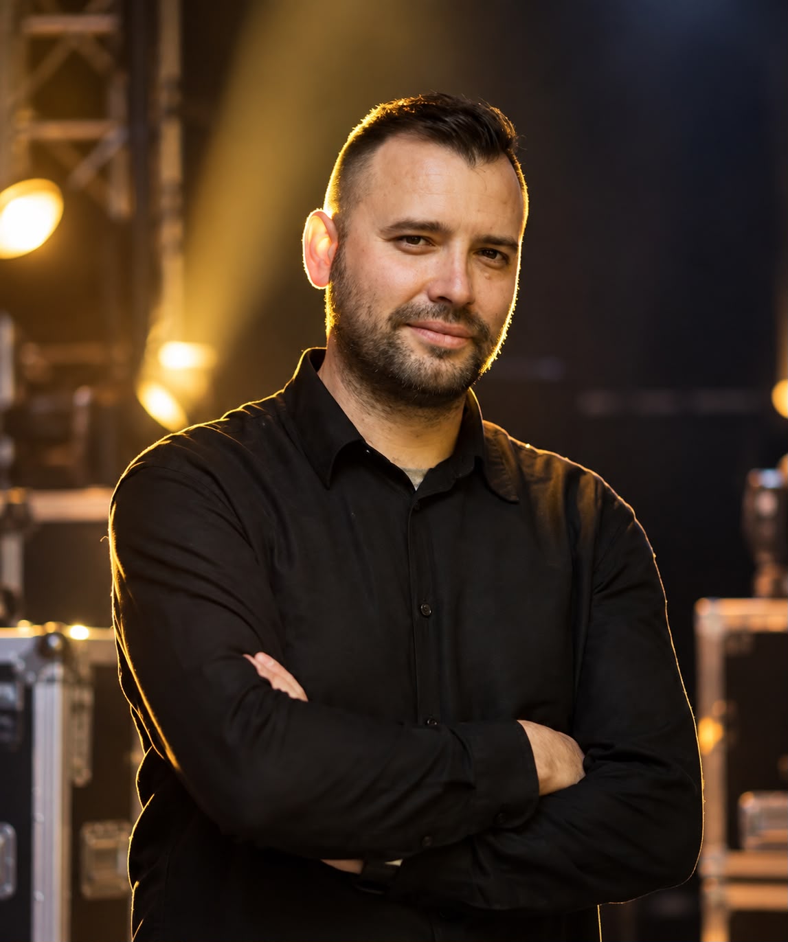 Membru al echipei MG Sound Events, la eveniment, în fața echipamentului de lumini