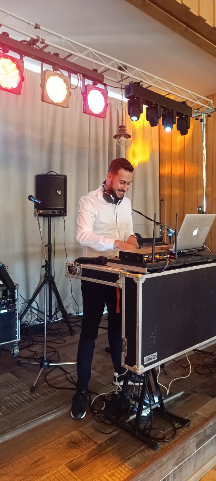 DJ pe scenă în timpul unui eveniment